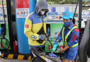Giá xăng trong nước tiếp tục tăng, dầu hỏa giảm mạnh