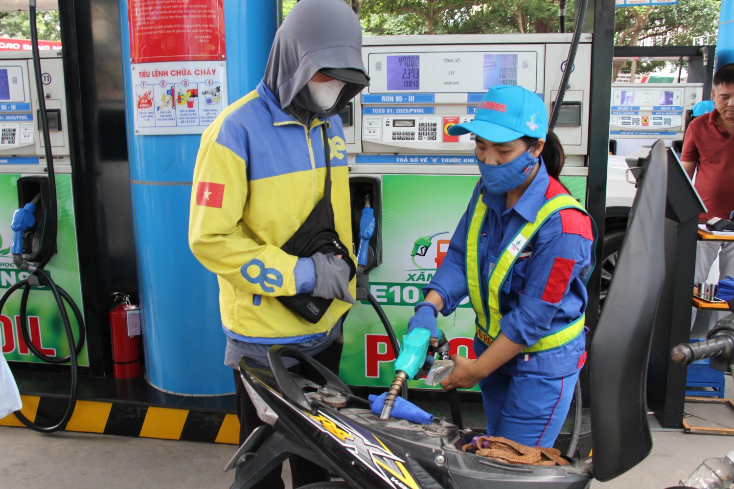 Giá xăng trong nước tiếp tục tăng, dầu hỏa giảm mạnh Giá xăng trong nước tiếp tục tăng, dầu hỏa giảm mạnh