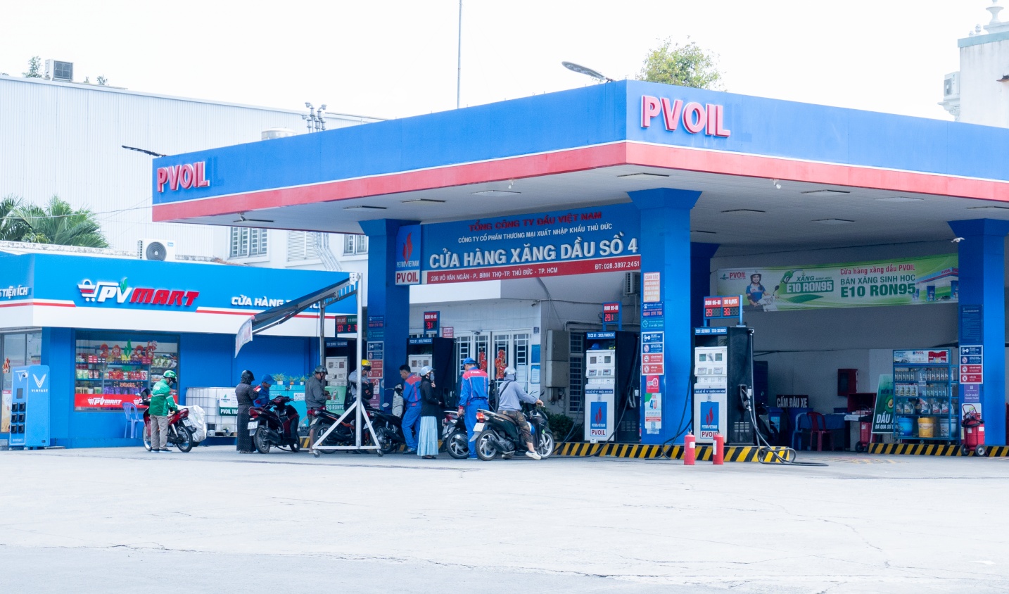 [Chùm ảnh] Hệ thống cây xăng PVOIL đảm bảo phục vụ bình thường, khách hàng không phải chờ đợi lâu