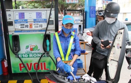 Giá xăng giảm mạnh, RON95-III xuống còn 25.240 đồng/lít