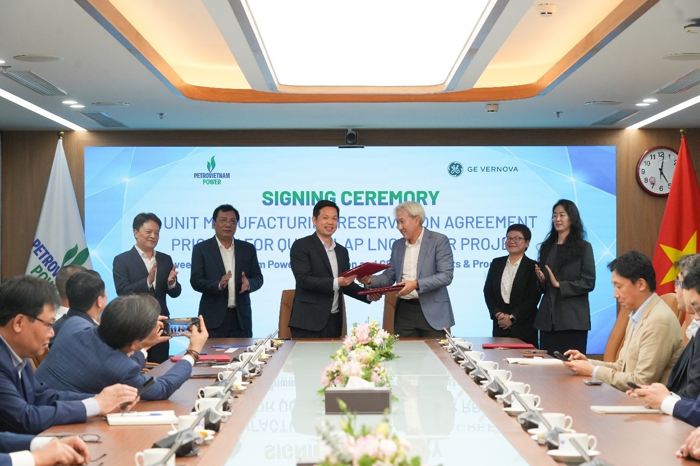 Ông Nguyễn Kiên - Phó Tổng giám đốc PV Power và Ông Chieh Kwong - Giám đốc Kinh doanh - Khối dịch vụ bảo trì dài hạn, khu vực Châu Á Thái Bình Dương GE Vernova ký kết Biên bản ghi nhớ về dịch vụ bảo dưỡng sửa chữa dài hạn (LTMA). Ông Nguyễn Kiên - Phó Tổng giám đốc PV Power và Ông Chieh Kwong - Giám đốc Kinh doanh - Khối dịch vụ bảo trì dài hạn, khu vực Châu Á Thái Bình Dương GE Vernova ký kết Biên bản ghi nhớ về dịch vụ bảo dưỡng sửa chữa dài hạn (LTMA).