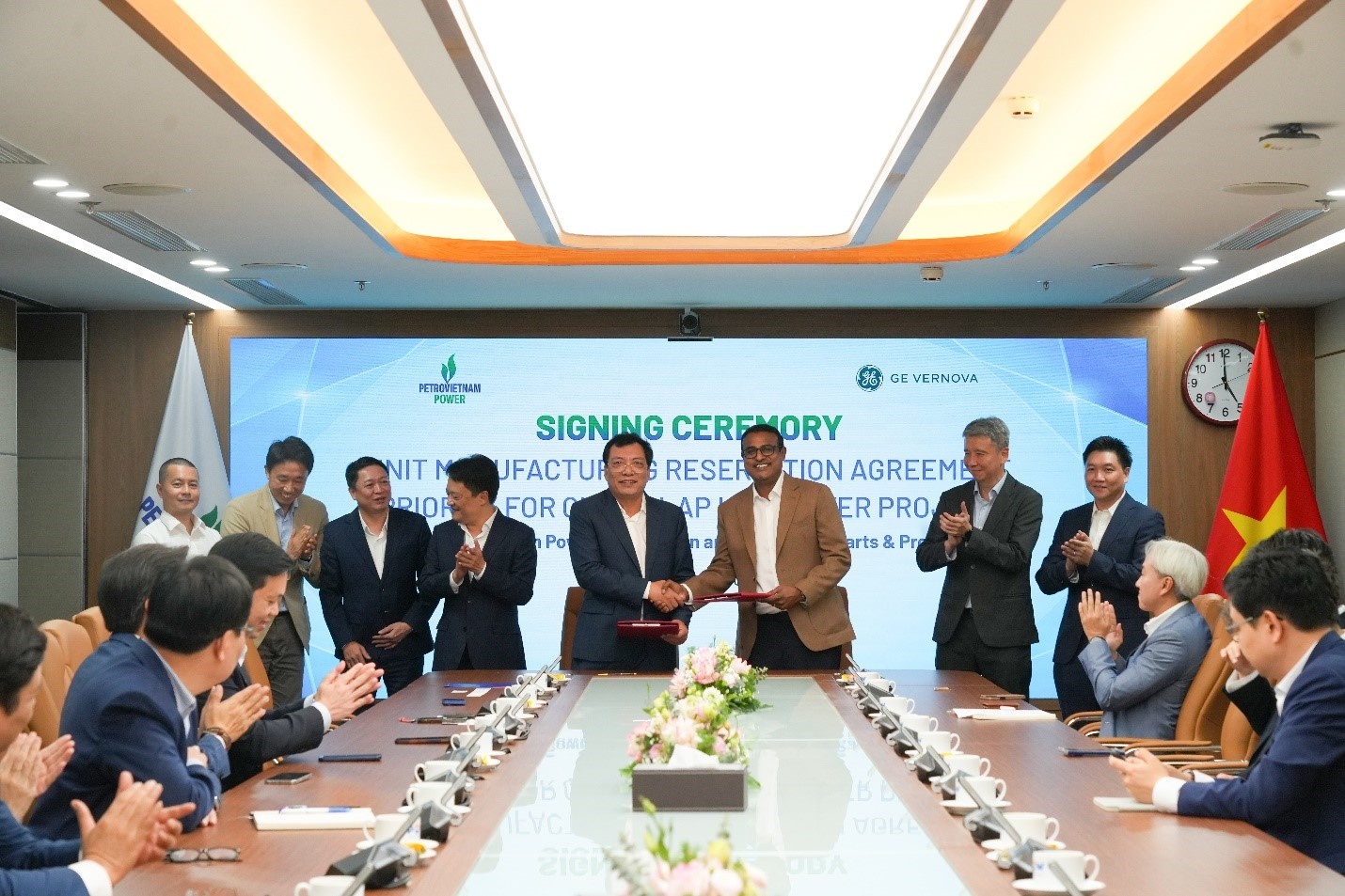 Tổng giám đốc PV Power Lê Như Linh và ông Manikantan Palanisamy – Giám đốc điều hành Thương mại khu vực Châu Á GE Vernova ký kết thỏa thuận hợp tác. Tổng giám đốc PV Power Lê Như Linh và ông Manikantan Palanisamy – Giám đốc điều hành Thương mại khu vực Châu Á GE Vernova ký kết thỏa thuận hợp tác.