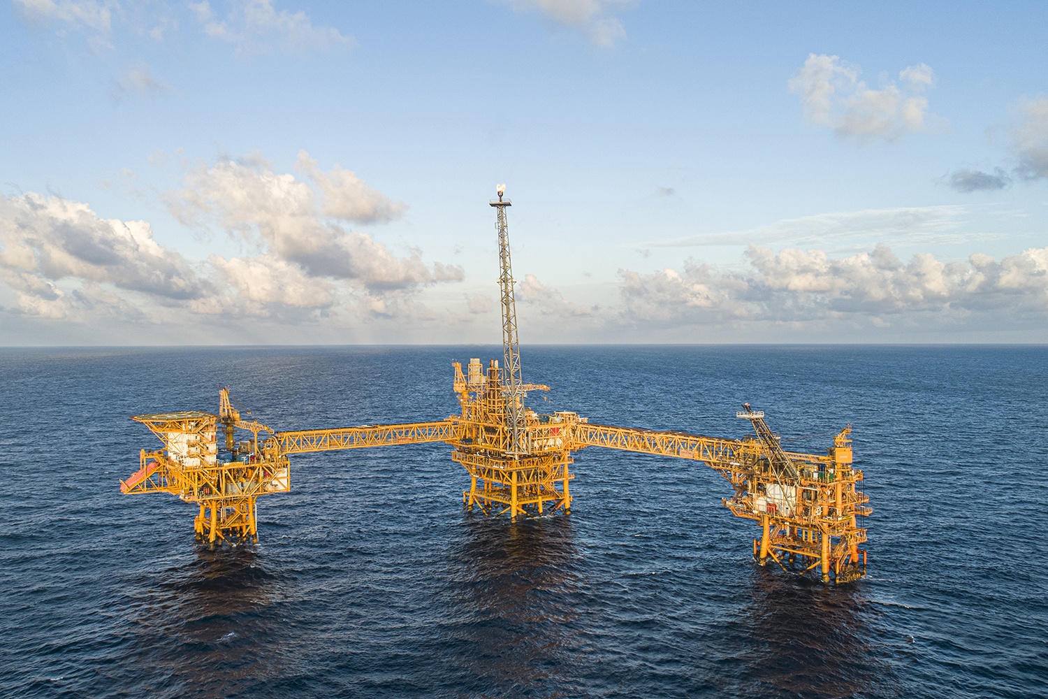 Petrovietnam thúc đẩy nhiều giải pháp chiến lược nhằm củng cố nền tảng an ninh năng lượng dài hạn của đất nước Petrovietnam thúc đẩy nhiều giải pháp chiến lược nhằm củng cố nền tảng an ninh năng lượng dài hạn của đất nước