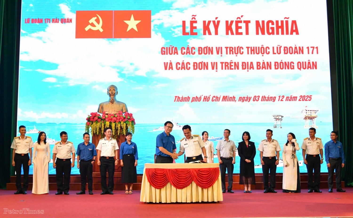 Những “cột mốc sống” giữa Biển Đông Những “cột mốc sống” giữa Biển Đông