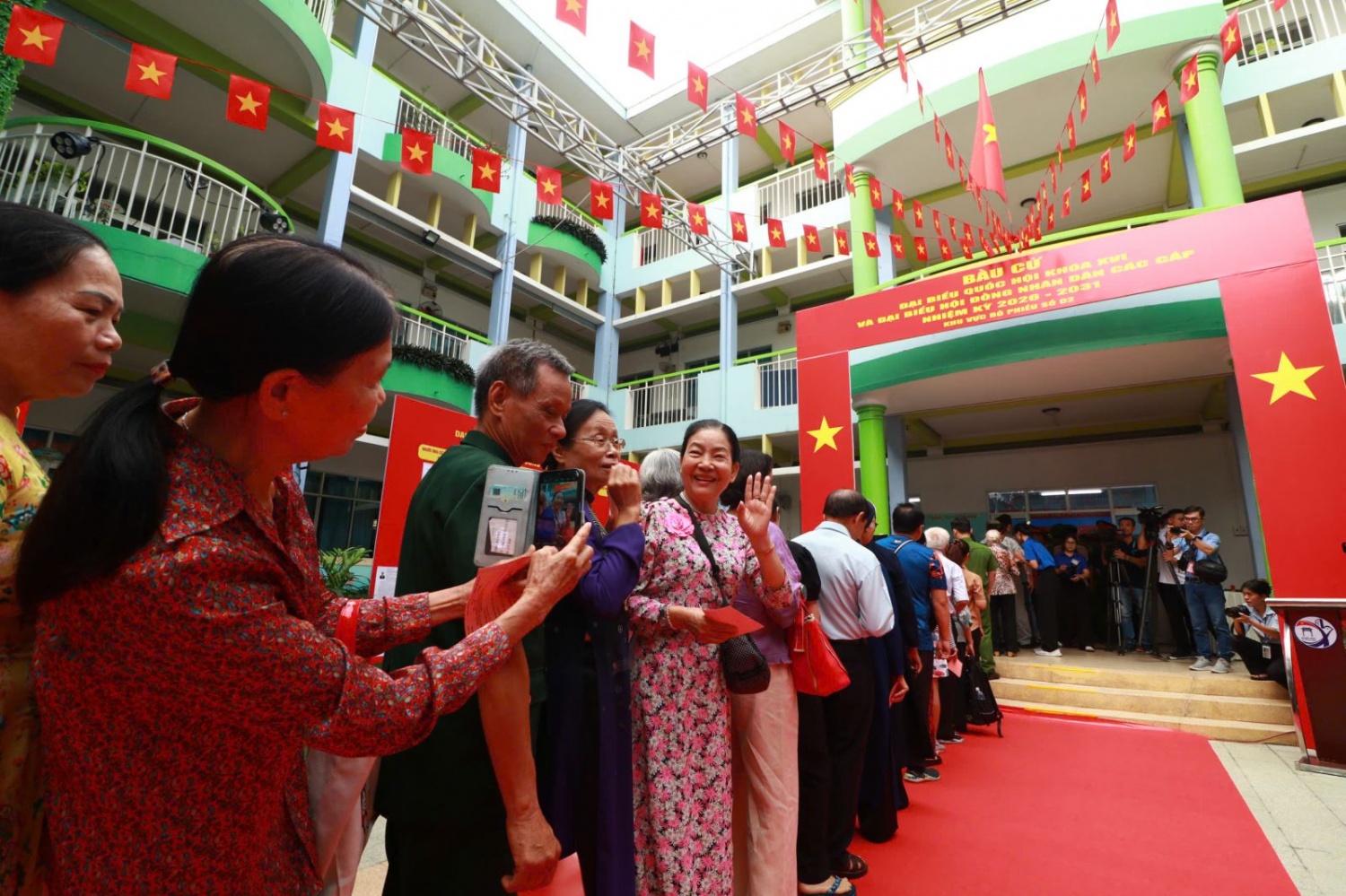 [Chùm ảnh] Hơn 9,6 triệu cử tri TP HCM đồng loạt đi bầu cử