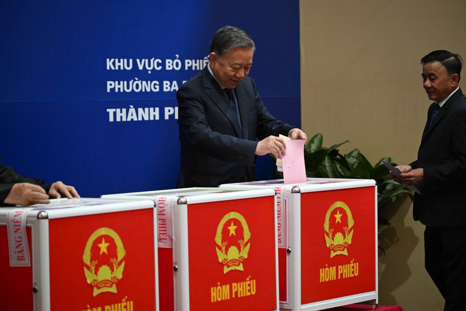 Tổng Bí thư Tô Lâm bỏ phiếu bầu cử đại biểu Quốc hội, HĐND các cấp tại phường Ba Đình Tổng Bí thư Tô Lâm bỏ phiếu bầu cử đại biểu Quốc hội, HĐND các cấp tại phường Ba Đình