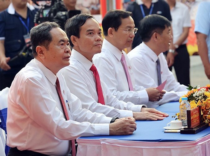 Đến dự lễ khai mạc và bỏ phiếu bầu ĐBQH khóa XVI và đại biểu HĐND các cấp nhiệm kỳ 2026-2031 tại khu vực bỏ phiếu số 14 (Trường THCS Đỗ Văn Dậy, xã Hóc Môn), thuộc Đơn vị bầu cử số 5 có đồng chí: Trần Thanh Mẫn, Ủy viên Bộ Chính trị, Chủ tịch Quốc hội, Chủ tịch Hội đồng bầu cử Quốc gia; Trần Lưu Quang, Ủy viên Bộ Chính trị, Bí thư Thành ủy TPHCM; Lê Quang Mạnh, Ủy viên Trung ương Đảng, Tổng Thư ký Quốc hội, Chủ nhiệm Văn phòng Quốc hội; Nguyễn Thanh Hải, Ủy viên Trung ương Đảng, Chủ nhiệm Ủy ban Khoa học, Công nghệ và Môi trường của Quốc hội; Nguyễn Hữu Đông, Ủy viên Trung ương Đảng, Chủ nhiệm Ủy ban Công tác đại biểu của Quốc hội. Đến dự lễ khai mạc và bỏ phiếu bầu ĐBQH khóa XVI và đại biểu HĐND các cấp nhiệm kỳ 2026-2031 tại khu vực bỏ phiếu số 14 (Trường THCS Đỗ Văn Dậy, xã Hóc Môn), thuộc Đơn vị bầu cử số 5 có đồng chí: Trần Thanh Mẫn, Ủy viên Bộ Chính trị, Chủ tịch Quốc hội, Chủ tịch Hội đồng bầu cử Quốc gia; Trần Lưu Quang, Ủy viên Bộ Chính trị, Bí thư Thành ủy TPHCM; Lê Quang Mạnh, Ủy viên Trung ương Đảng, Tổng Thư ký Quốc hội, Chủ nhiệm Văn phòng Quốc hội; Nguyễn Thanh Hải, Ủy viên Trung ương Đảng, Chủ nhiệm Ủy ban Khoa học, Công nghệ và Môi trường của Quốc hội; Nguyễn Hữu Đông, Ủy viên Trung ương Đảng, Chủ nhiệm Ủy ban Công tác đại biểu của Quốc hội.