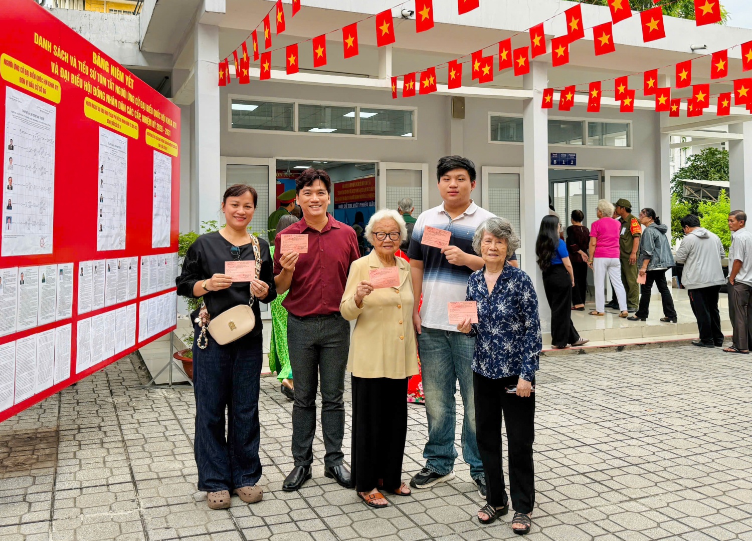 [Chùm ảnh] Hơn 9,6 triệu cử tri TP HCM đồng loạt đi bầu cử