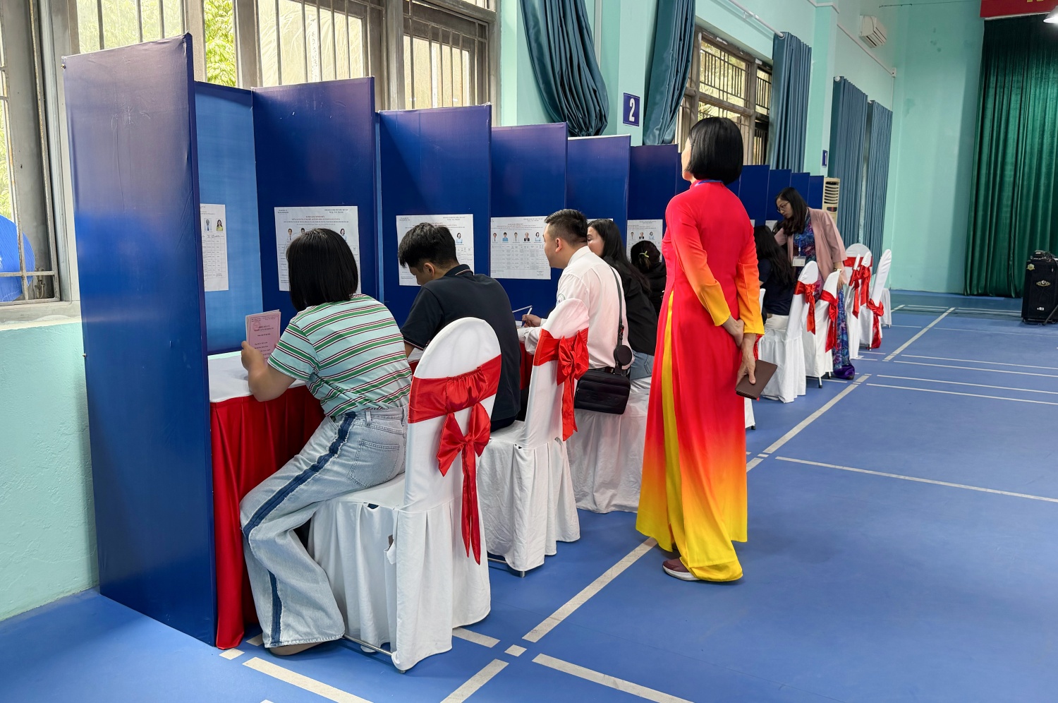 Cử tri điền phiếu bầu cử Cử tri điền phiếu bầu cử