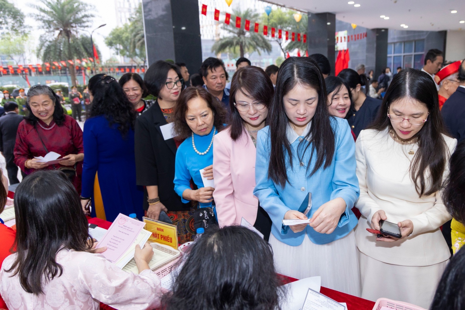 Đông đảo cử tri có mặt từ sớm để tham dự lễ khai mạc và tham gia bỏ phiếu bầu cử. Đông đảo cử tri có mặt từ sớm để tham dự lễ khai mạc và tham gia bỏ phiếu bầu cử.