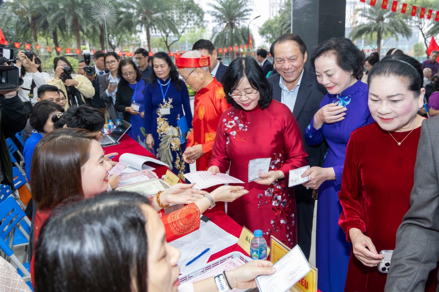 Chủ tịch Bùi Thị Minh Hoài cùng cử tri nhận những lá phiếu đầu tiên để tiến hành bầu cử. Chủ tịch Bùi Thị Minh Hoài cùng cử tri nhận những lá phiếu đầu tiên để tiến hành bầu cử.