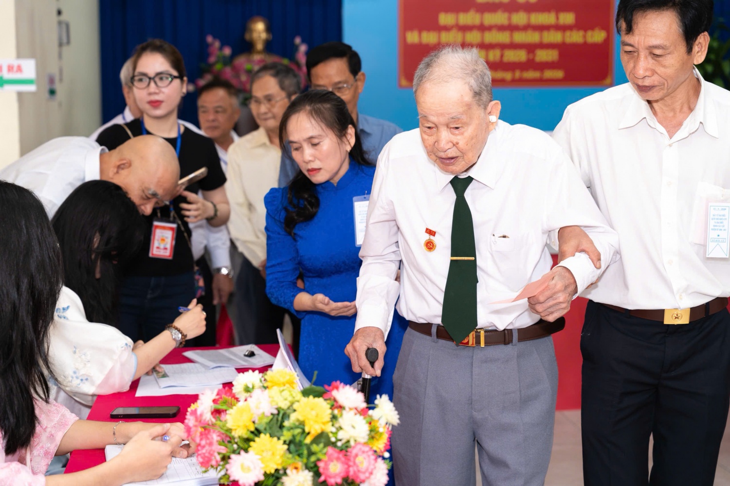 Đại tá Nguyễn Văn Tàu (huyền thoại tình báo Tư Cang, 98 tuổi) bỏ phiếu tại điểm bỏ phiếu số 53, phường Thạnh Mỹ Tây, TP HCM Đại tá Nguyễn Văn Tàu (huyền thoại tình báo Tư Cang, 98 tuổi) bỏ phiếu tại điểm bỏ phiếu số 53, phường Thạnh Mỹ Tây, TP HCM