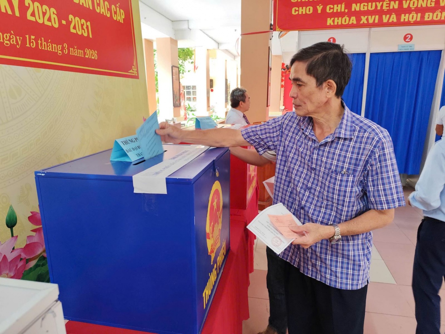 [Chùm ảnh] Hơn 9,6 triệu cử tri TP HCM đồng loạt đi bầu cử