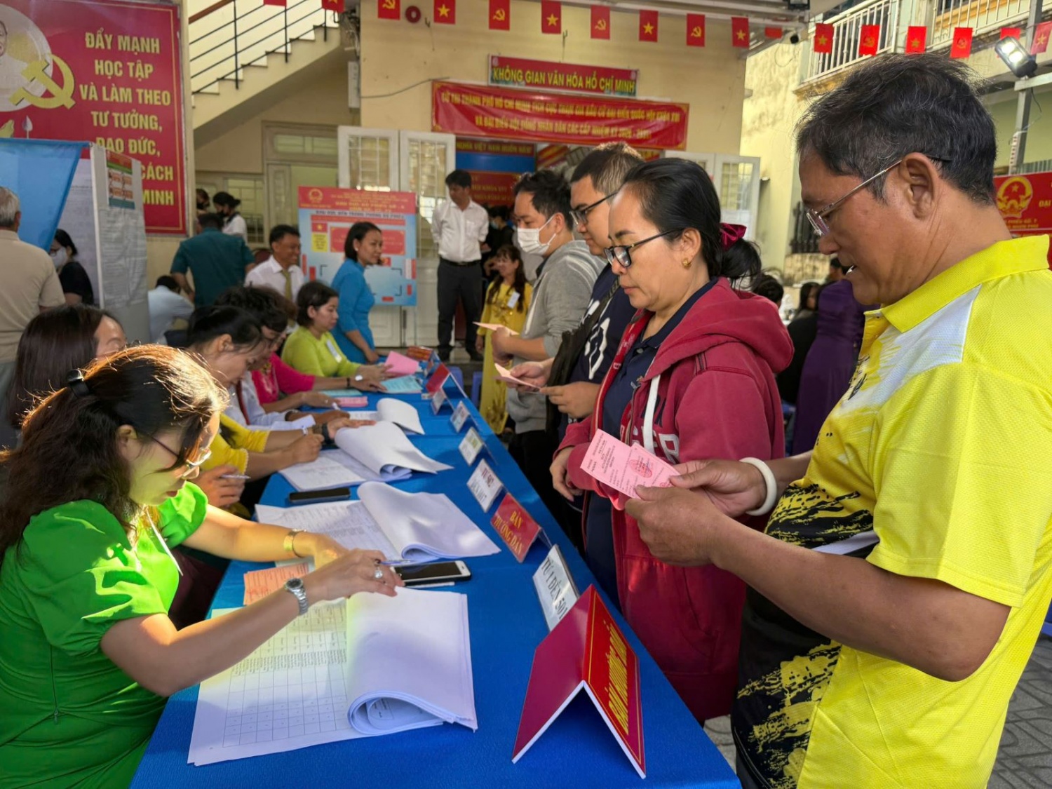 [Chùm ảnh] Hơn 9,6 triệu cử tri TP HCM đồng loạt đi bầu cử