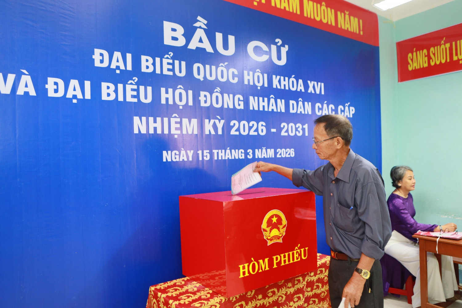 Hơn 3,5 triệu cử tri miền Trung hân hoan đi bầu cử, hòa cùng “Ngày hội non sông” Hơn 3,5 triệu cử tri miền Trung hân hoan đi bầu cử, hòa cùng “Ngày hội non sông”