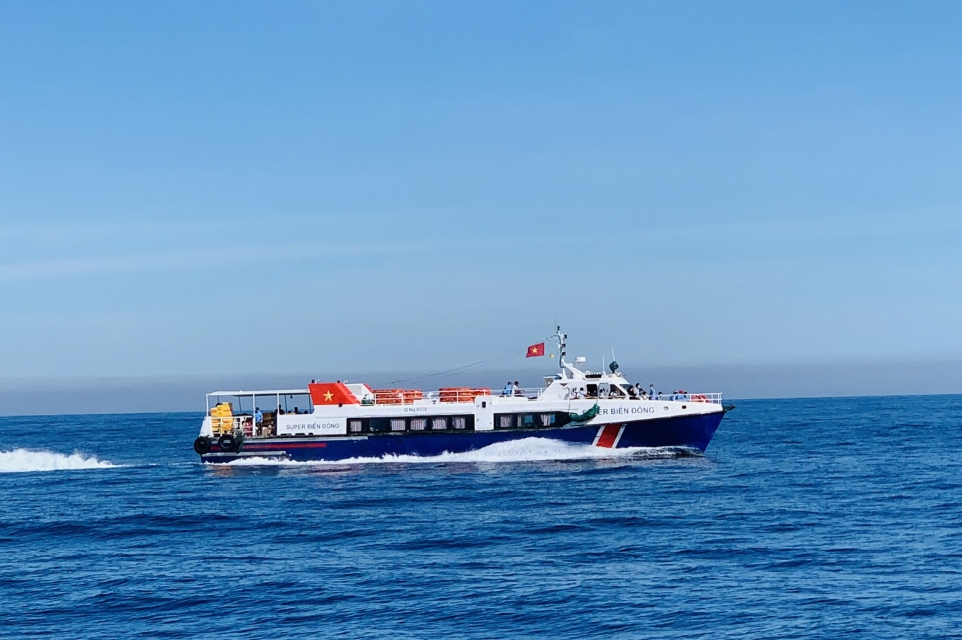 Quảng Ngãi: Giá vé tàu ra Lý Sơn tăng cao