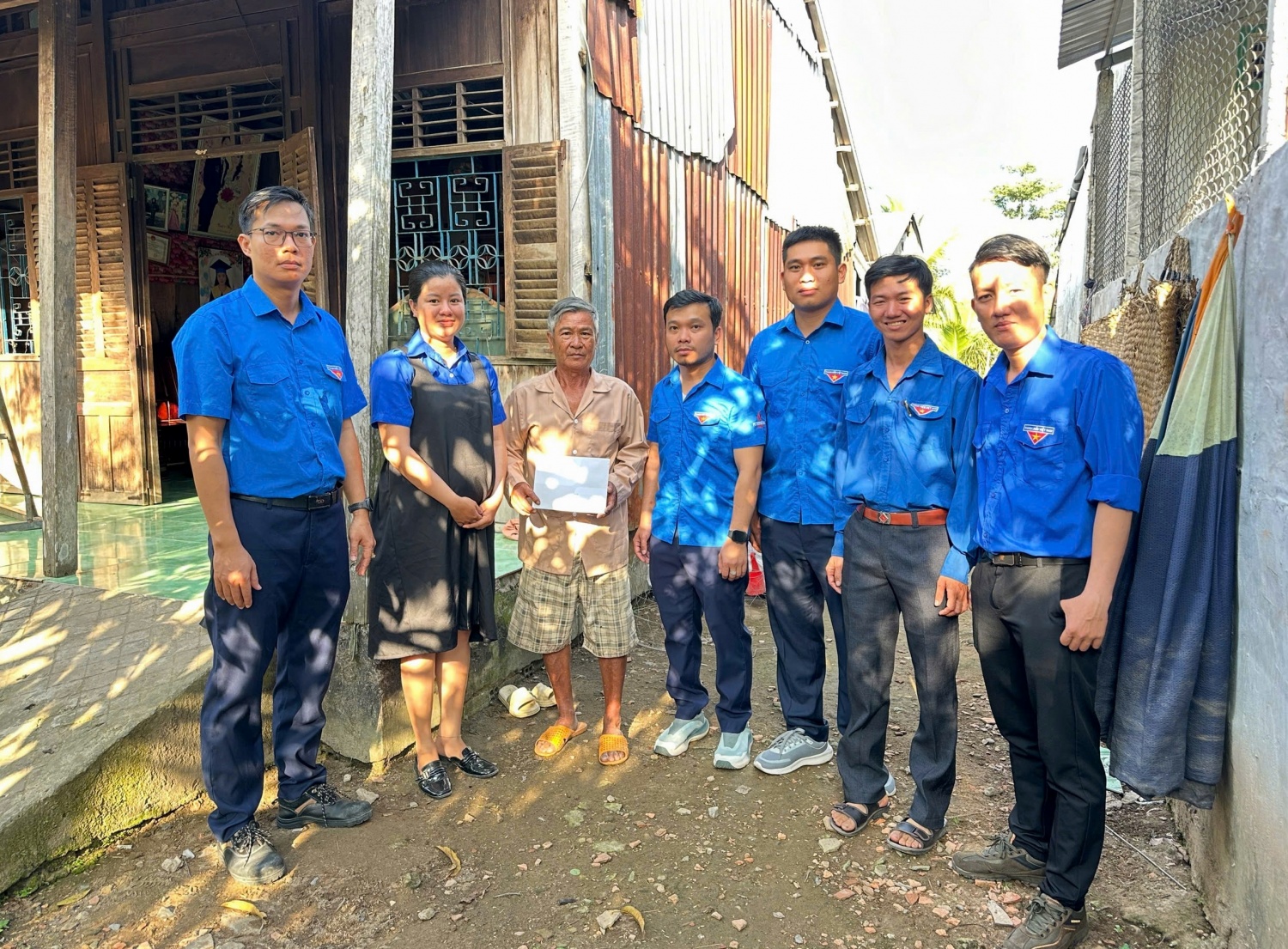 Tuổi trẻ NMNĐ Sông Hậu 1 đồng hành cùng học sinh khó khăn