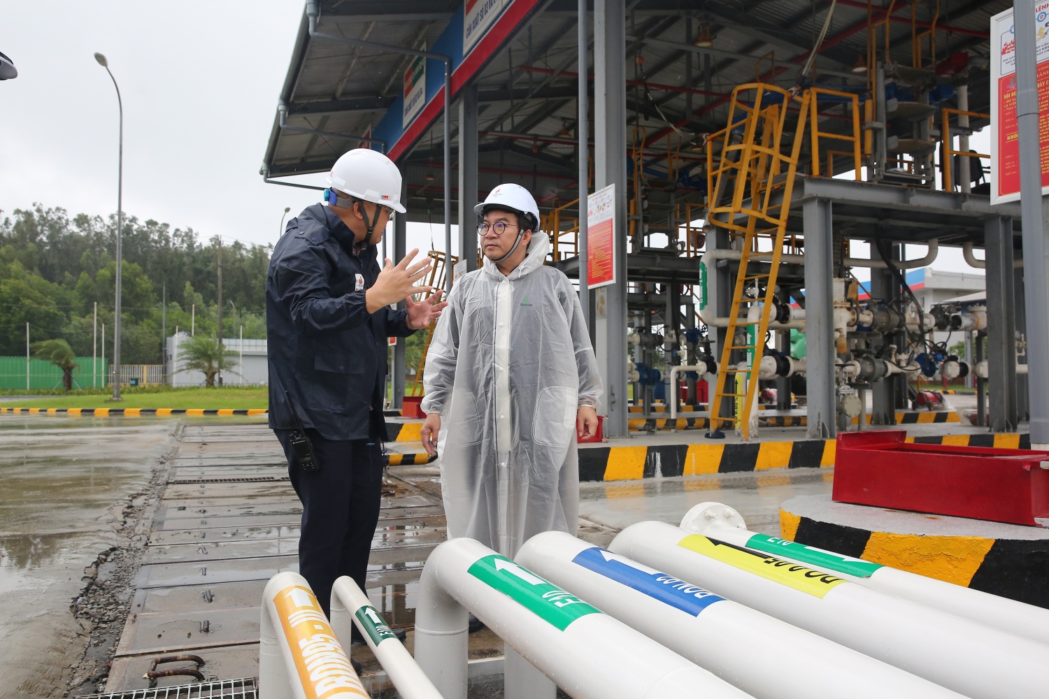 Tổng Giám đốc BSR Nguyễn Việt Thắng (áo mưa trắng) kiểm tra công tác phối hợp xuất bán sản phẩm xăng dầu tại kho Dung Quất trước khi bão số 13 đổ bộ đất liền (tháng 11/2025)