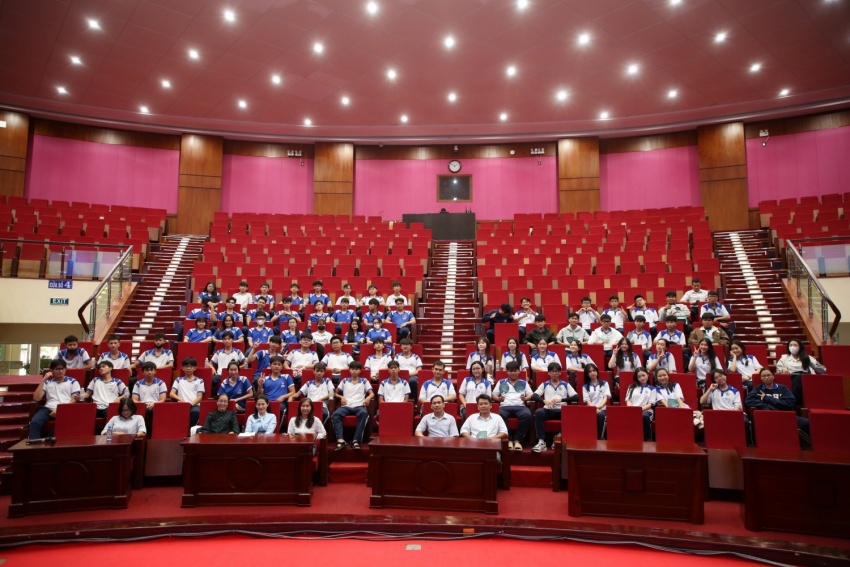 Vietsovpetro đón đoàn học sinh THPT trên địa bàn TP. Hồ Chí Minh đến tham quan, giao lưu hướng nghiệp Vietsovpetro đón đoàn học sinh THPT trên địa bàn TP HCM đến tham quan, giao lưu hướng nghiệp