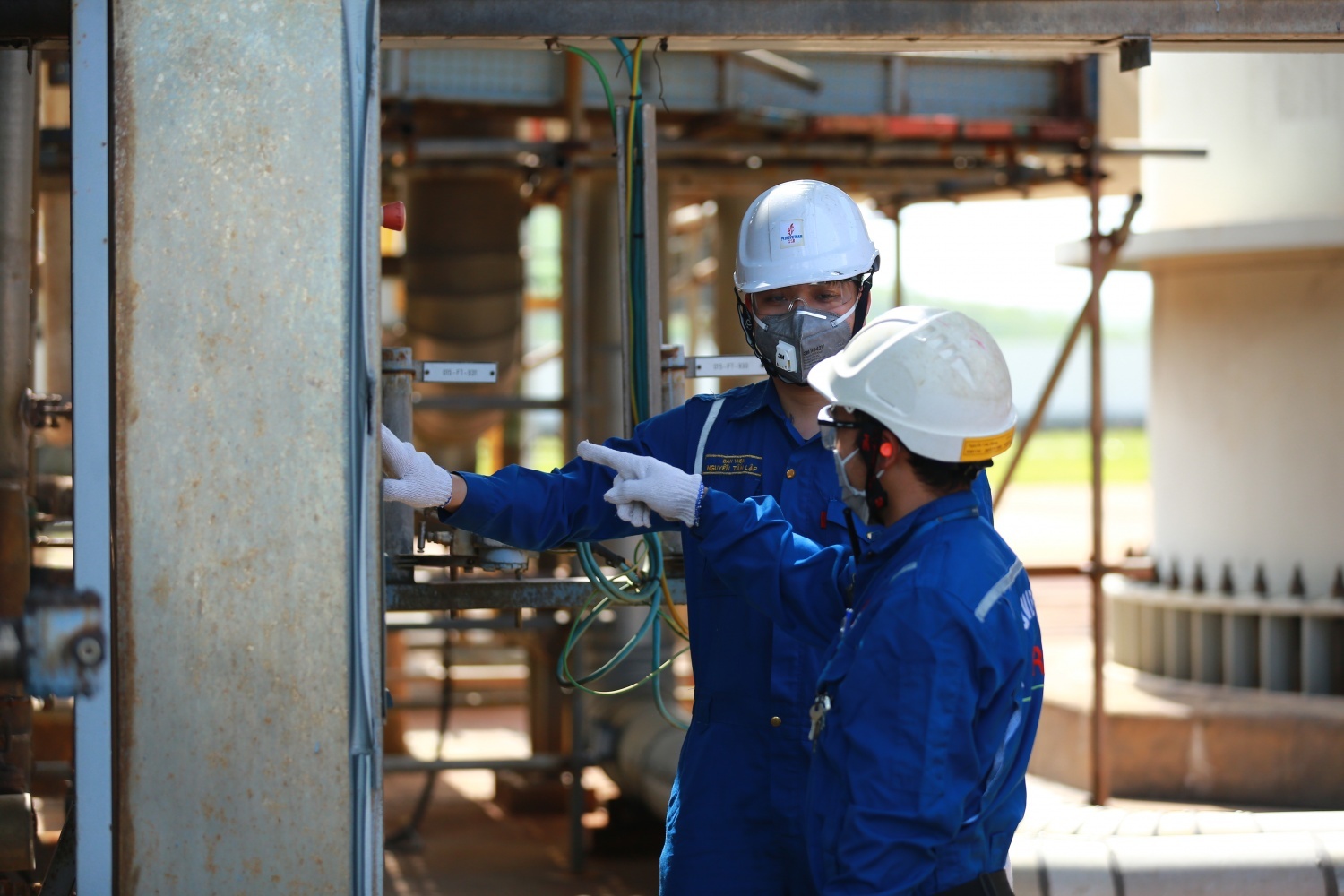 Các kỹ sư tại NMLD Dung Quất được đánh giá là những chuyên gia hàng đầu trong lĩnh vực lọc hóa dầu tại Việt Nam. Các kỹ sư tại NMLD Dung Quất được đánh giá là những chuyên gia hàng đầu trong lĩnh vực lọc hóa dầu tại Việt Nam.