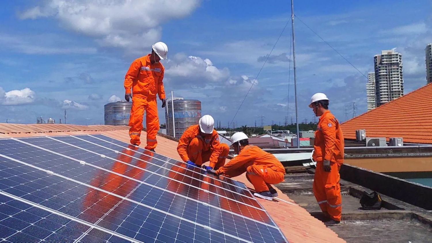 Lắp điện mặt trời mái nhà tại miền Bắc: Chi phí giảm, thời gian hoàn vốn rút ngắn Lắp điện mặt trời mái nhà tại miền Bắc: Chi phí giảm, thời gian hoàn vốn rút ngắn