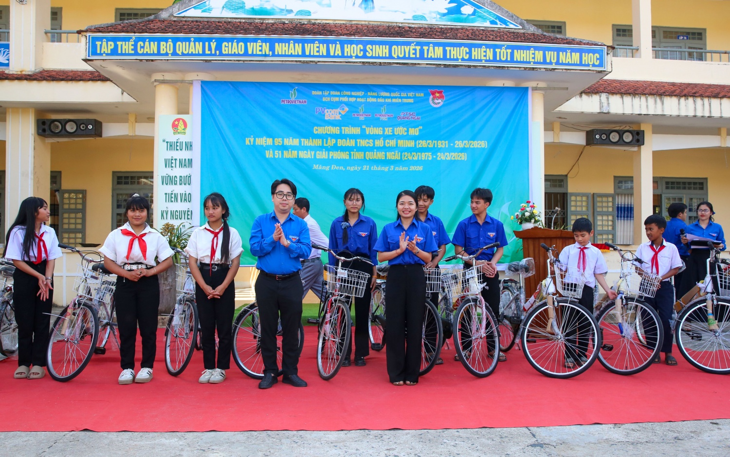 Cụm phối hợp Tuổi trẻ Petrovietnam miền Trung thực hiện nhiều chương trình ý nghĩa cho học sinh vùng cao Quảng Ngãi