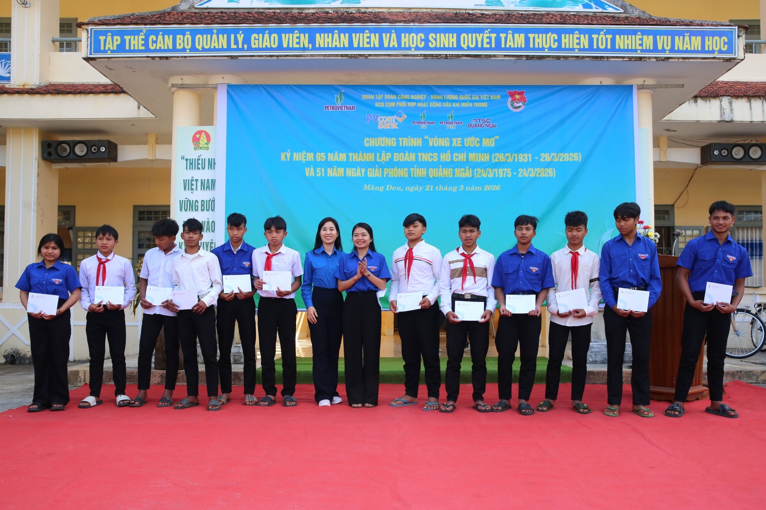 Cụm phối hợp Tuổi trẻ Petrovietnam miền Trung thực hiện nhiều chương trình ý nghĩa cho học sinh vùng cao Quảng Ngãi