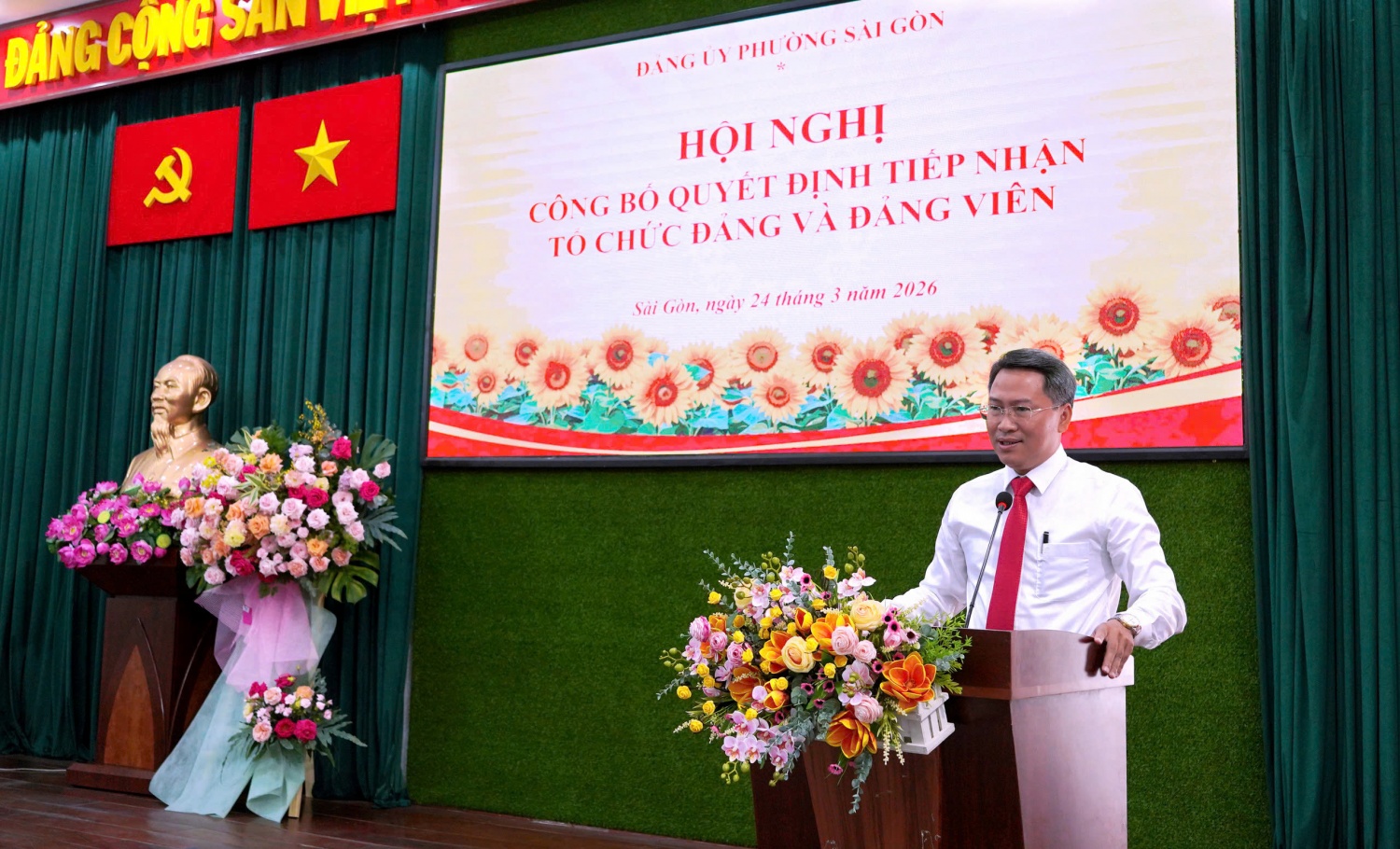 Đồng chí Nguyễn Tấn Phát bày tỏ sự vui mừng khi Đảng ủy phường Sài Gòn tiếp nhận gần 5.000 đảng viên từ các tập đoàn, tổng công ty