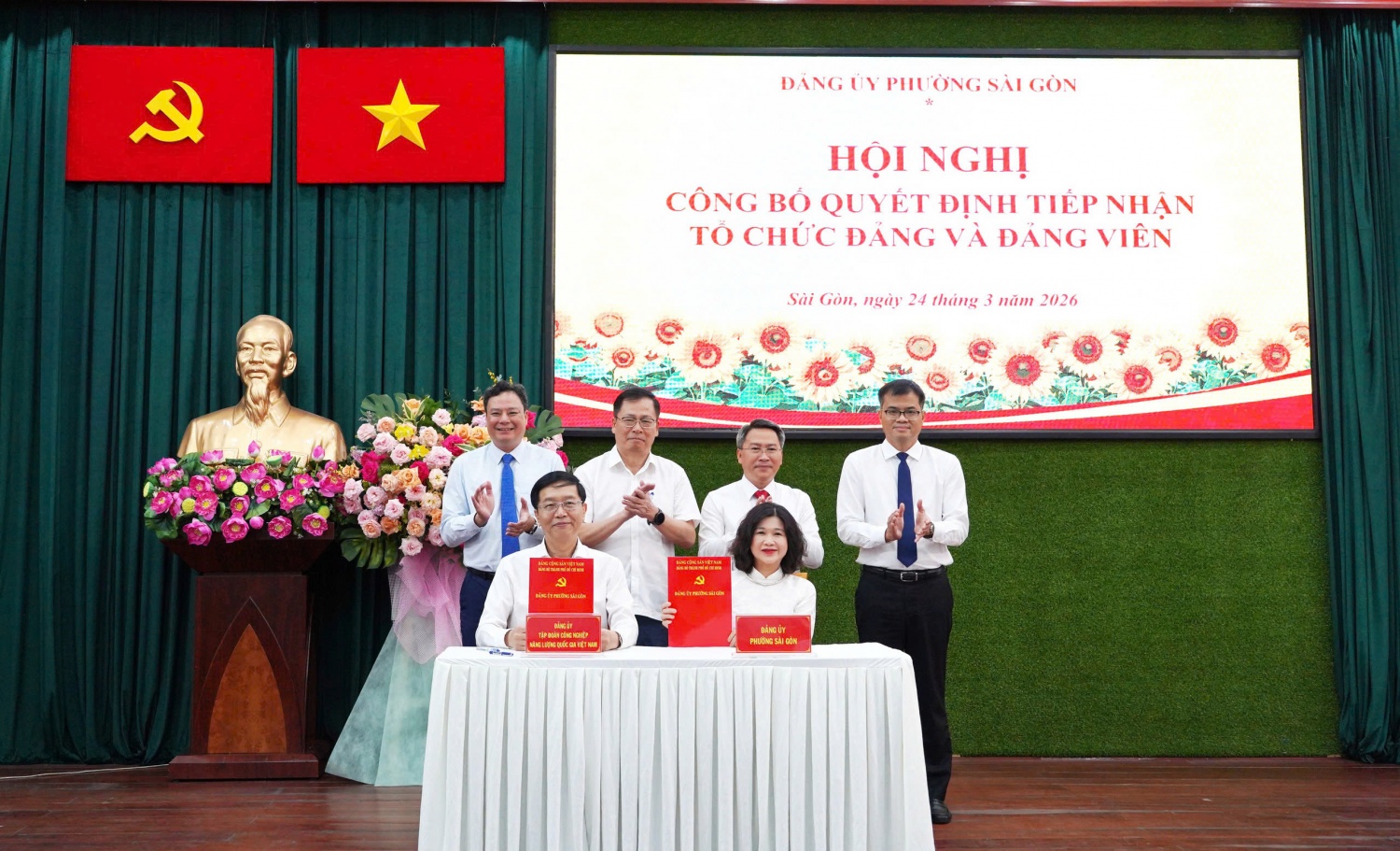 Đồng chí Trần Quang Dũng - Phó Bí thư Thường trực Đảng ủy Tập đoàn Công nghiệp – Năng lượng Quốc gia Việt Nam ký biên bản bàn giao 9 tổ chức cơ sở đảng về Đảng ủy phường Sài Gòn