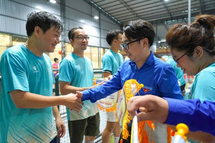 Bí thư Đoàn Thanh niên Petrovietnam Phạm Đăng An trao lưu niệm chương đến các đại diện tham gia thi đấu đến từ Bà Rịa - vũng tầu