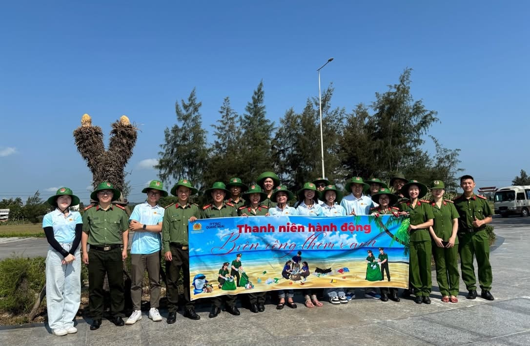 Tuổi trẻ PTSC Quảng Ngãi chung tay làm sạch biển
