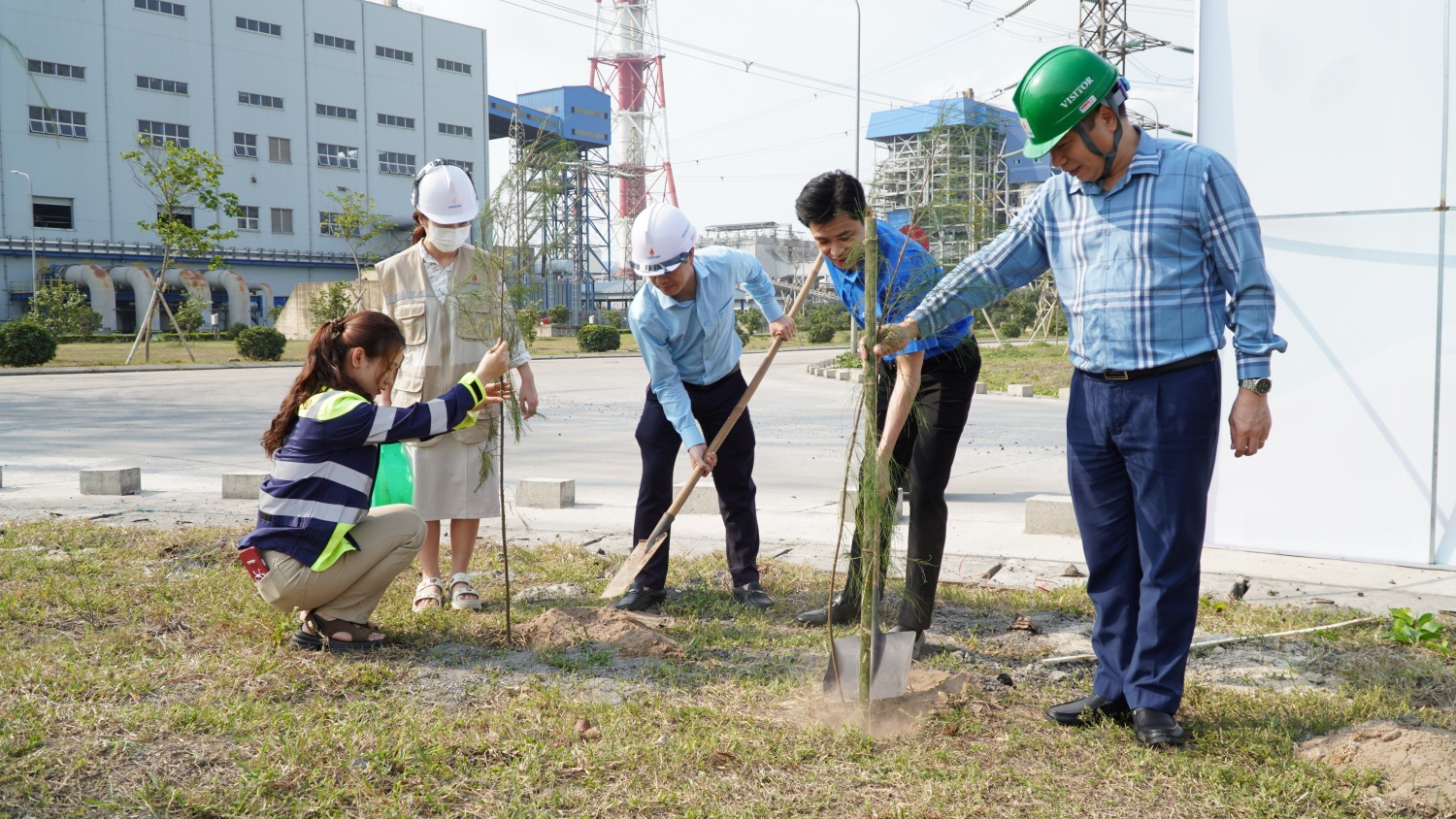 Thanh niên NMNĐ Thái Bình 2 xung kích trong công tác bảo vệ môi trường Thái Bình 2 - Tết trồng cây 2026