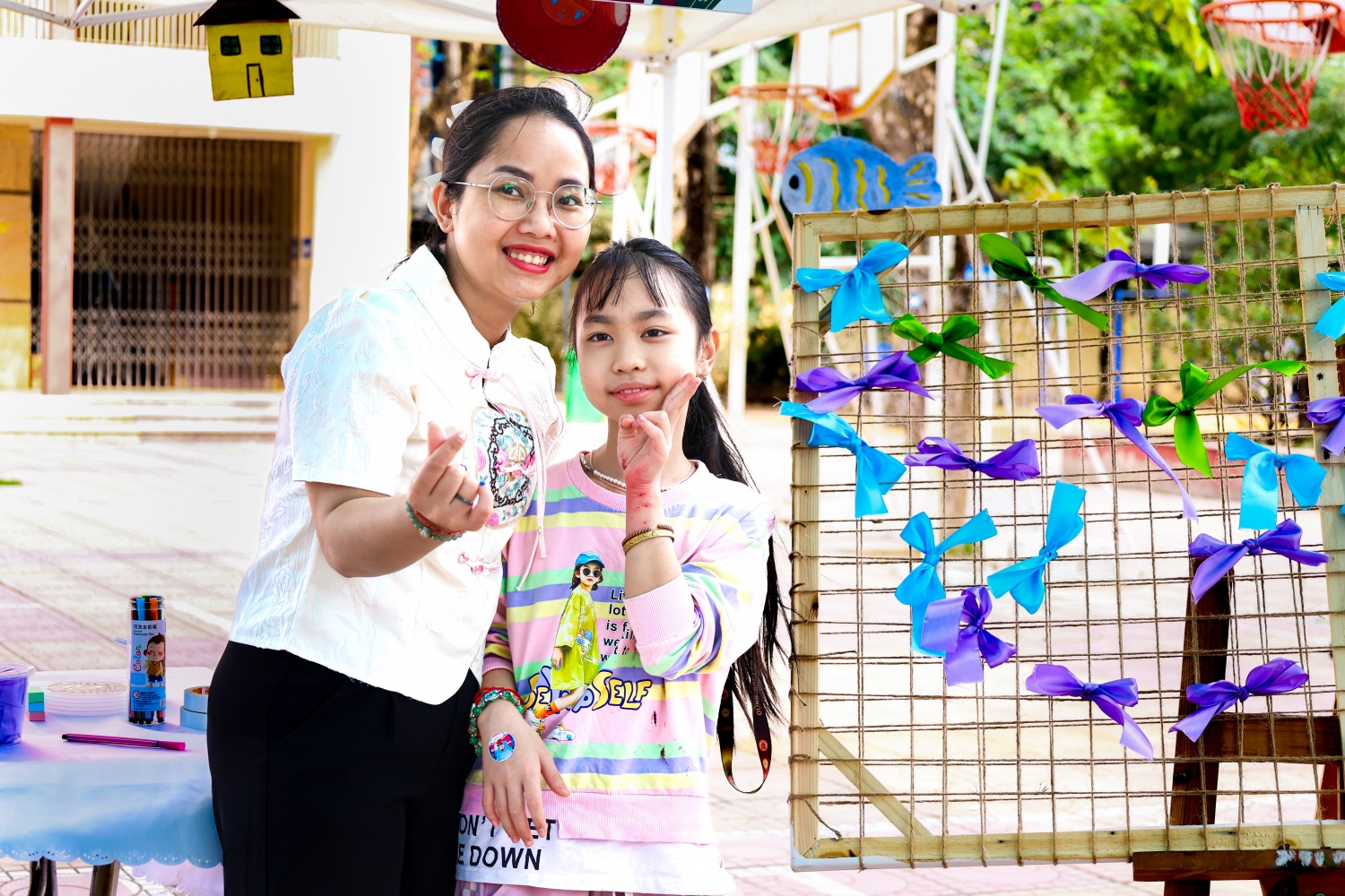 Khép lại hành trình tại triển lãm, các em nhỏ không chỉ có thêm nhiều kỉ niệm đáng nhớ với gia đình mà còn học được cách mạnh dạn bày tỏ suy nghĩ của bản thân cùng những bài học giá trị về việc xây dựng cộng đồng chung. Khép lại hành trình tại triển lãm, các em nhỏ không chỉ có thêm nhiều kỉ niệm đáng nhớ với gia đình mà còn học được cách mạnh dạn bày tỏ suy nghĩ của bản thân cùng những bài học giá trị về việc xây dựng cộng đồng chung.