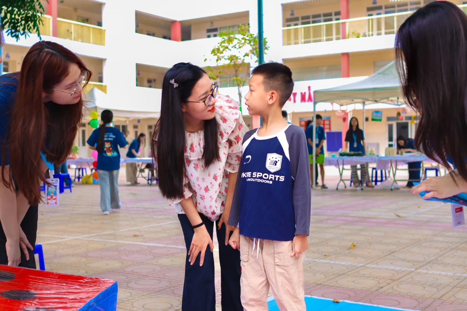 Những hoạt động trải nghiệm đầu tiên mang đến cho các em cơ hội trò chuyện, kết nối cùng cha mẹ, đồng thời tự tay tạo nên những sản phẩm Những hoạt động trải nghiệm đầu tiên mang đến cho các em cơ hội trò chuyện, kết nối cùng cha mẹ, đồng thời tự tay tạo nên những sản phẩm