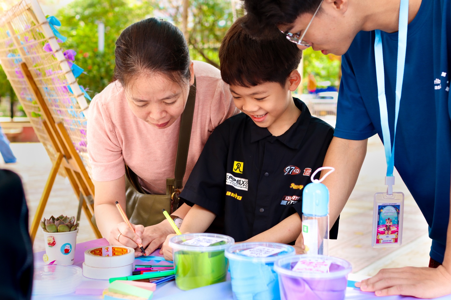 Các em nhỏ có cơ hội cất lên cảm xúc và những suy nghĩ non trẻ của mình về thế giới nhiệm màu đang mở ra quanh mình. Các em nhỏ có cơ hội cất lên cảm xúc và những suy nghĩ non trẻ của mình về thế giới nhiệm màu đang mở ra quanh mình.