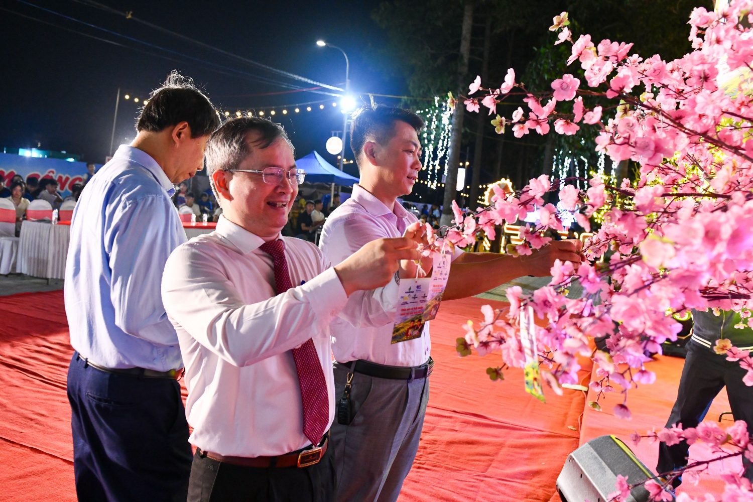 Cụm hoạt động Dầu khí miền Trung  kêu gọi quyên góp được hơn 100 triệu đồng qua chương trình “Thắp sáng ước mơ – Đối thoại tương lai”