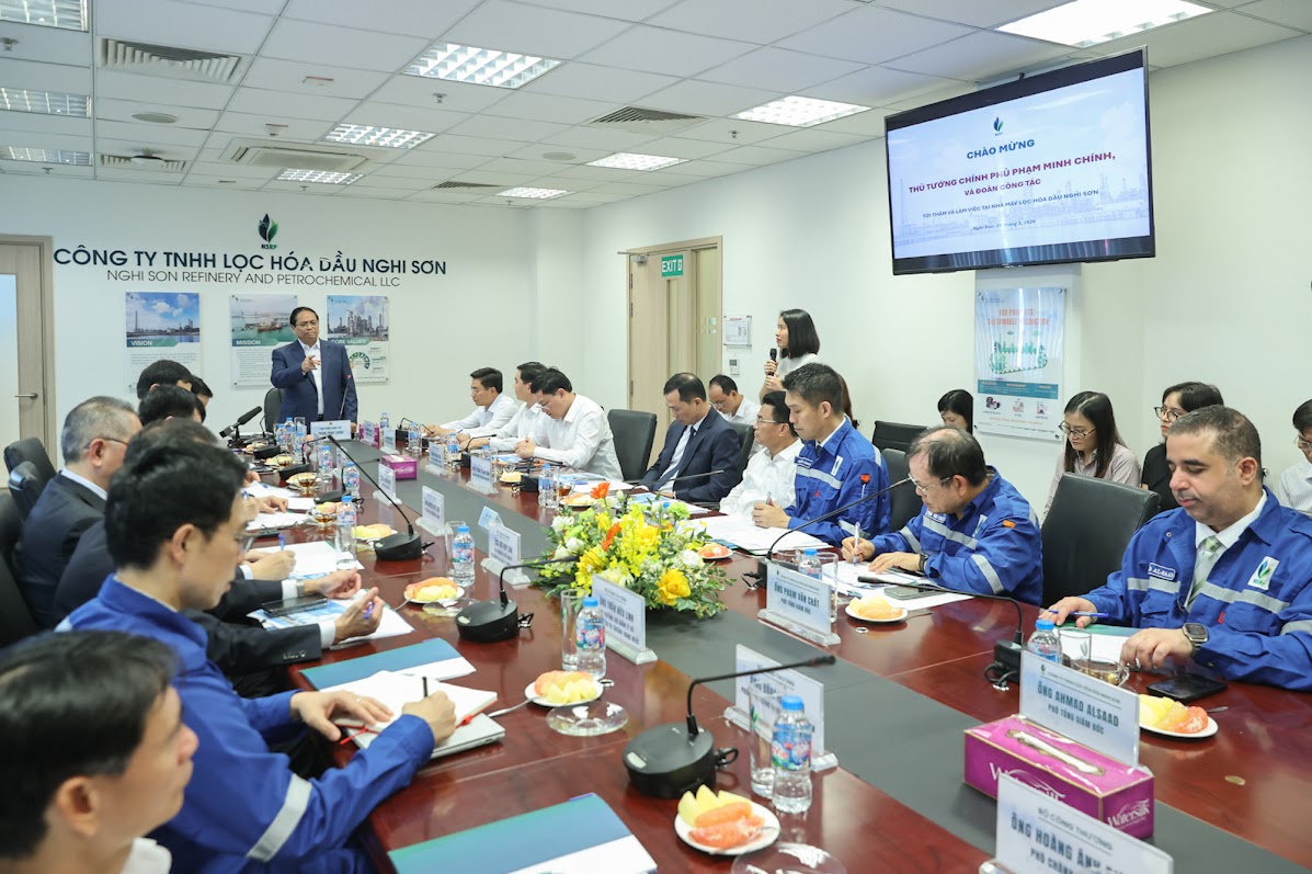 Thủ tướng làm việc tại Nhà máy Lọc hóa dầu Nghi Sơn và khảo sát địa điểm xây dựng kho dầu chiến lược