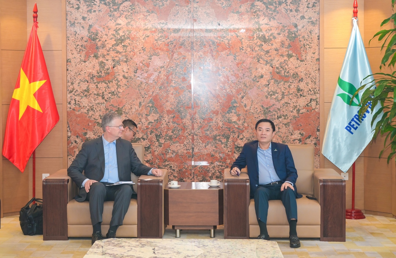 Chủ tịch HĐTV Petrovietnam Lê Ngọc Sơn trao đổi với ông Daniel Kritenbrink