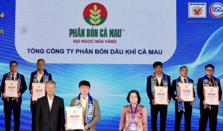 Phân bón Cà Mau giữ vững danh hiệu Hàng Việt Nam chất lượng cao năm 2026