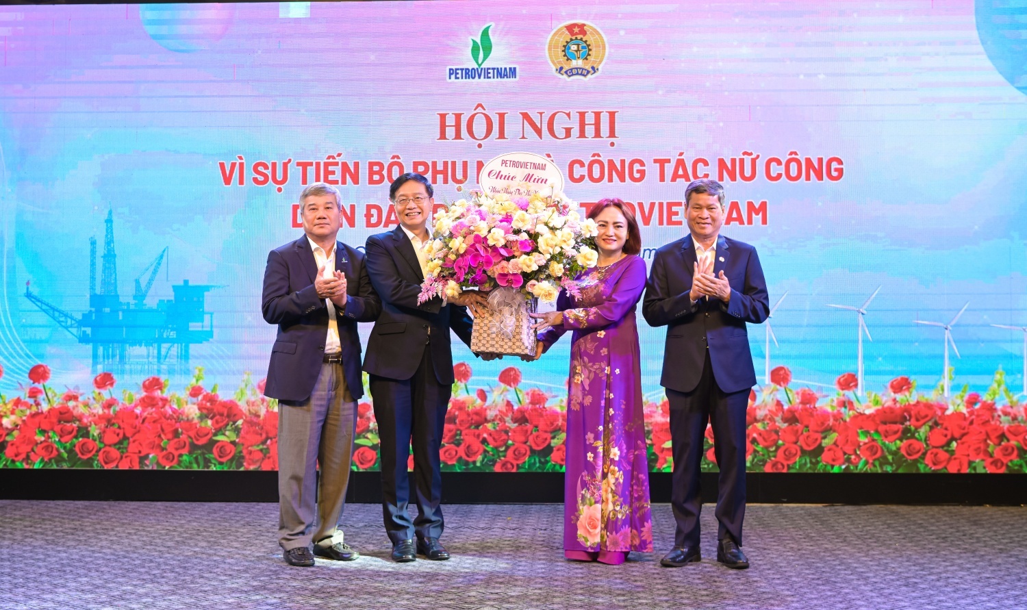 Đồng chí Huỳnh Thanh Xuân, Phó Chủ tịch Tổng Liên đoàn Lao động Việt Nam; đồng chí Trần Quang Dũng, Phó Bí thư thường trực Đảng ủy Petrovietnam; đồng chí Đỗ Chí Thanh, Phó Tổng Giám đốc, Trưởng ban Vì sự tiến bộ phụ nữ Petrovietnam tặng hoa tri ân các nữ cán bộ Petrovietnam nhân kỷ niệm Ngày phụ nữ Việt Nam 20/10 Đồng chí Huỳnh Thanh Xuân, Phó Chủ tịch Tổng Liên đoàn Lao động Việt Nam; đồng chí Trần Quang Dũng, Phó Bí thư thường trực Đảng ủy Petrovietnam; đồng chí Đỗ Chí Thanh, Phó Tổng Giám đốc, Trưởng ban Vì sự tiến bộ phụ nữ Petrovietnam tặng hoa tri ân các nữ