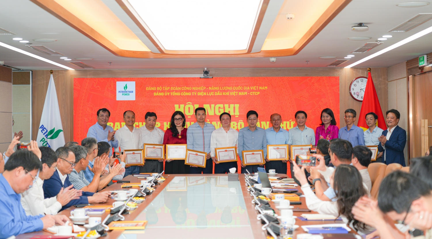PV Power trao Huy hiệu 30 năm tuổi Đảng và khen thưởng tập thể, cá nhân tiêu biểu PV Power trao Huy hiệu 30 năm tuổi Đảng và khen thưởng tập thể, cá nhân tiêu biểu