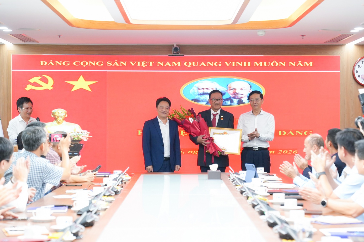 PV Power trao Huy hiệu 30 năm tuổi Đảng và khen thưởng tập thể, cá nhân tiêu biểu PV Power trao Huy hiệu 30 năm tuổi Đảng và khen thưởng tập thể, cá nhân tiêu biểu