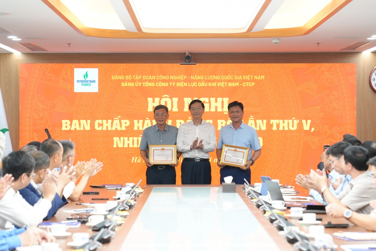 PV Power trao Huy hiệu 30 năm tuổi Đảng và khen thưởng tập thể, cá nhân tiêu biểu PV Power trao Huy hiệu 30 năm tuổi Đảng và khen thưởng tập thể, cá nhân tiêu biểu