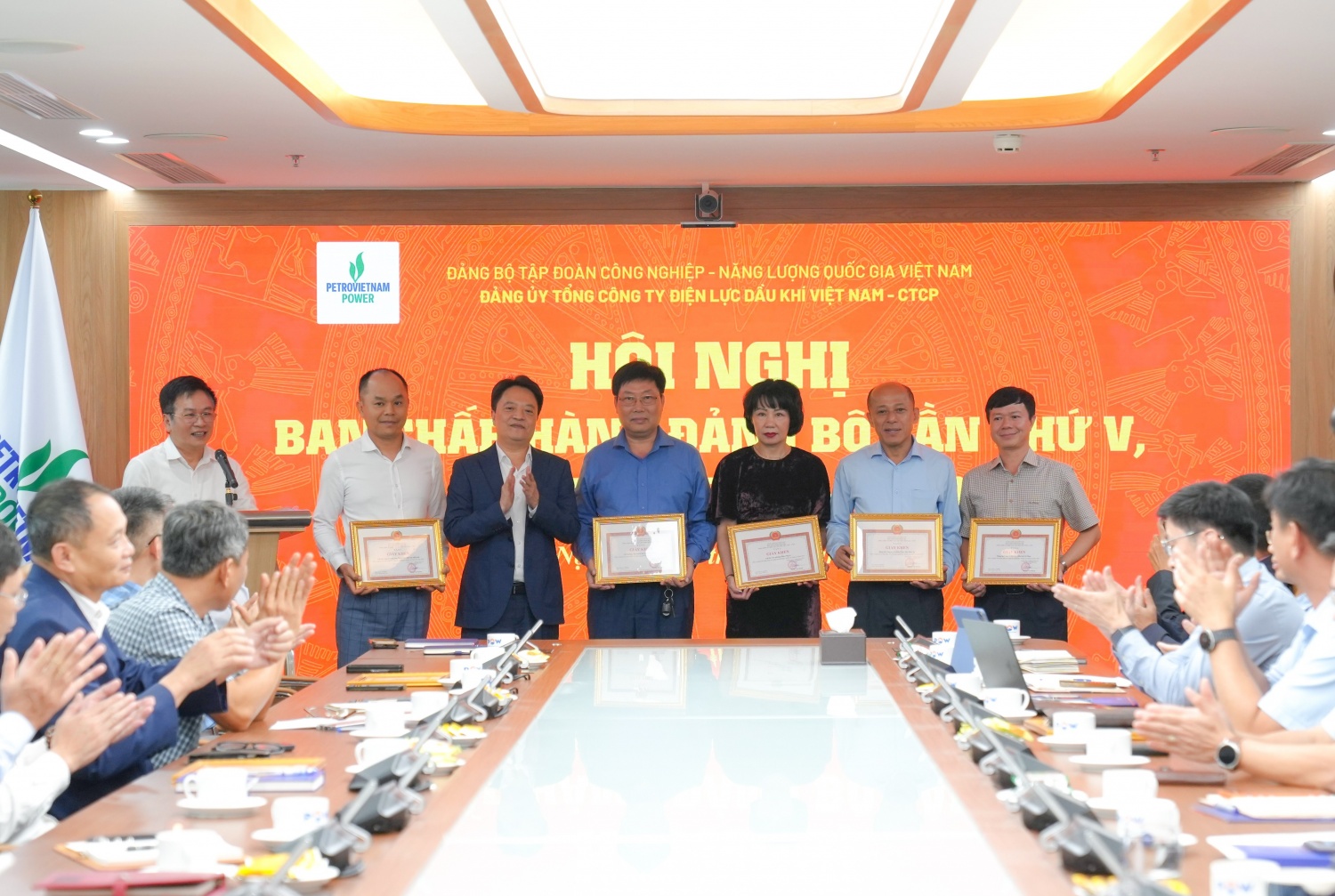 PV Power trao Huy hiệu 30 năm tuổi Đảng và khen thưởng tập thể, cá nhân tiêu biểu PV Power trao Huy hiệu 30 năm tuổi Đảng và khen thưởng tập thể, cá nhân tiêu biểu