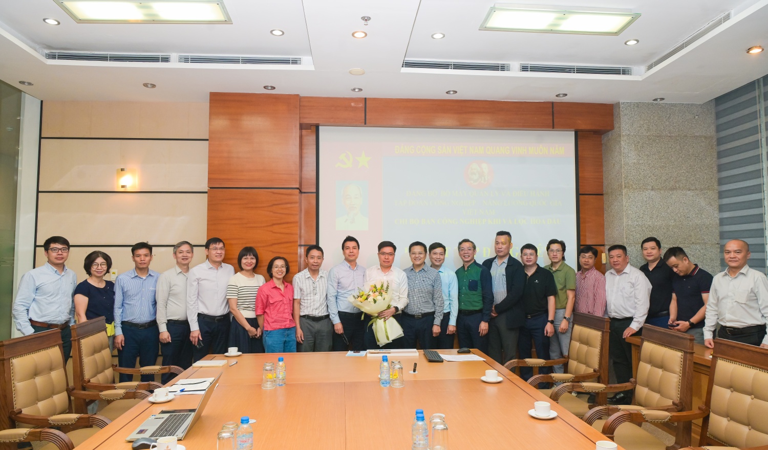 Đảng bộ Bộ máy QL&ĐH Petrovietnam quán triệt nhiệm vụ chính trị gắn với bảo đảm an ninh năng lượng quốc gia Đảng bộ Bộ máy QL&ĐH Petrovietnam quán triệt nhiệm vụ chính trị gắn với bảo đảm an ninh năng lượng quốc gia