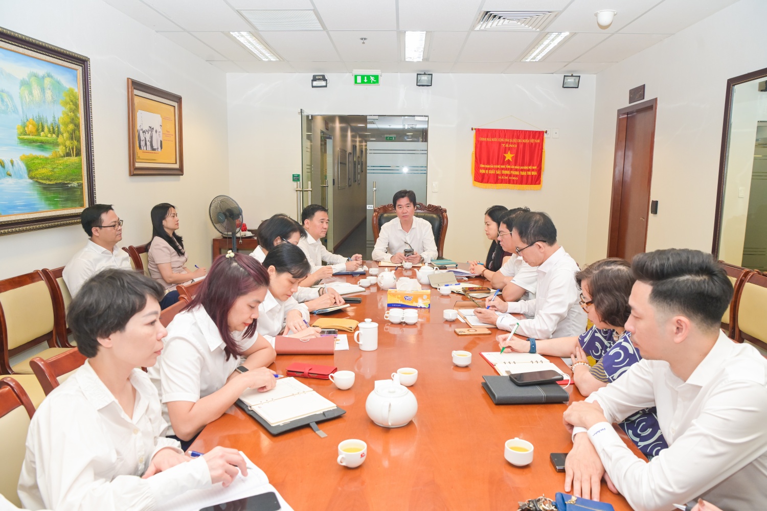 Đồng chí Nguyễn Mạnh Kha, Chủ tịch Công đoàn Petrovietnam sinh hoạt tại Chi bộ Công đoàn Tập đoàn. Đồng chí Nguyễn Mạnh Kha, Chủ tịch Công đoàn Petrovietnam sinh hoạt tại Chi bộ Công đoàn Tập đoàn.