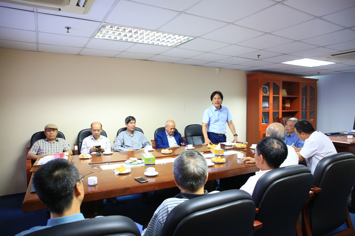 Chi bộ Văn phòng VPA tổ chức trao huy hiệu 30, 40, 45 năm tuổi đảng cho các đồng chí đảng viên lão thành VPA - Hội dầu khí Việt Nam