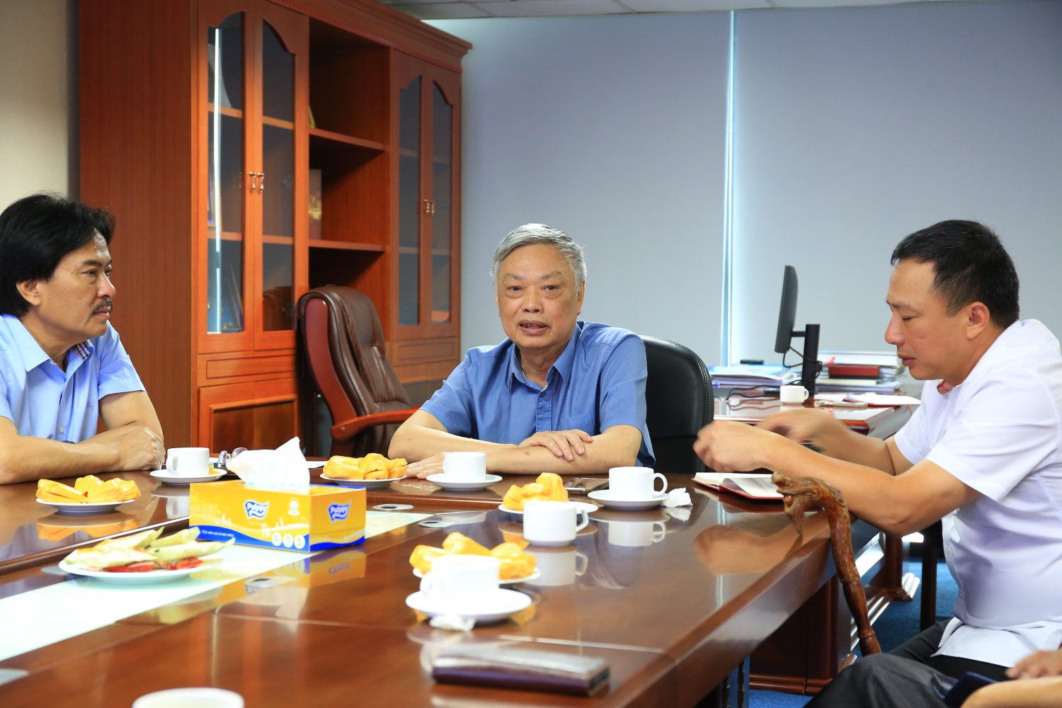 Chi bộ Văn phòng VPA tổ chức trao huy hiệu 30, 40, 45 năm tuổi đảng cho các đồng chí đảng viên lão thành VPA - Hội dầu khí Việt Nam