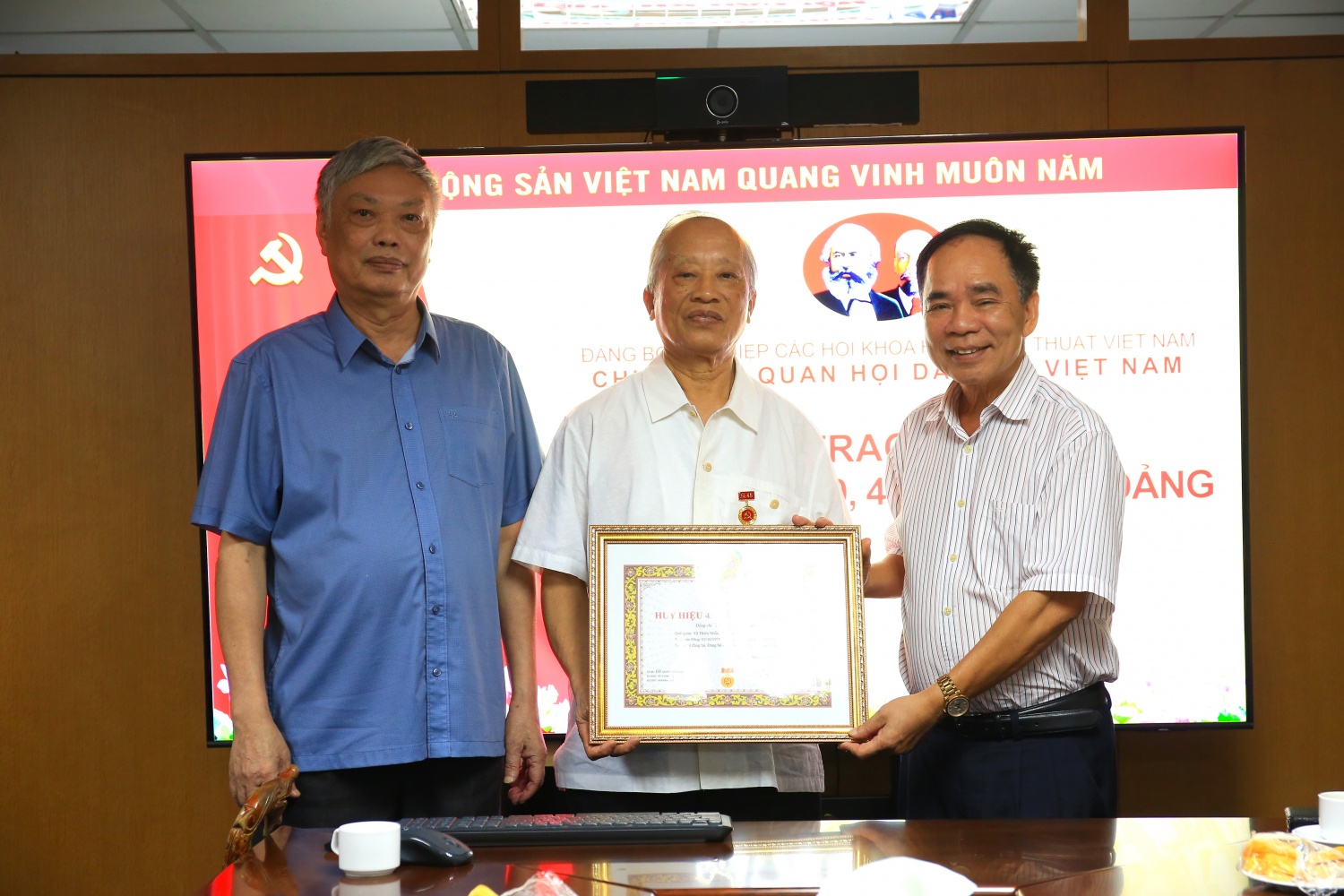 Chi bộ Văn phòng VPA tổ chức trao huy hiệu 30, 40, 45 năm tuổi đảng cho các đồng chí đảng viên lão thành VPA - Hội dầu khí Việt Nam