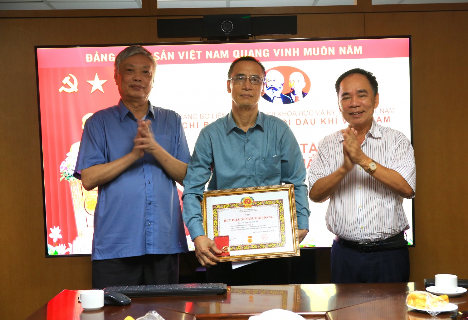 Chi bộ Văn phòng VPA tổ chức trao huy hiệu 30, 40, 45 năm tuổi đảng cho các đồng chí đảng viên lão thành VPA - Hội dầu khí Việt Nam